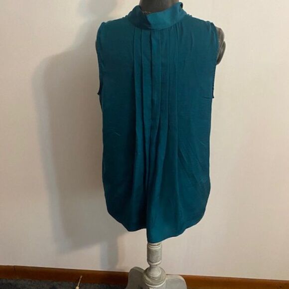 Banana Republic Green sleeveless with tie blouse, size LP - Picture 2 of 3